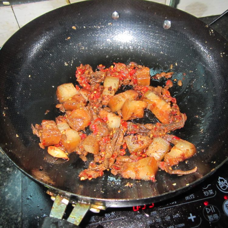 豆瓣酱烧腊肉步骤4