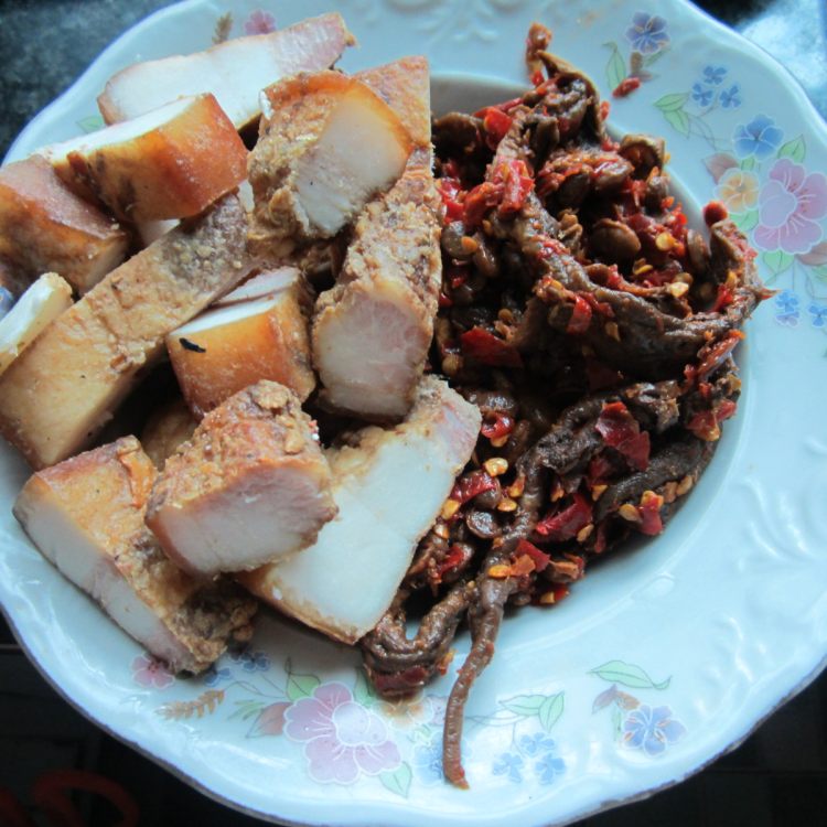 豆瓣酱烧腊肉步骤2