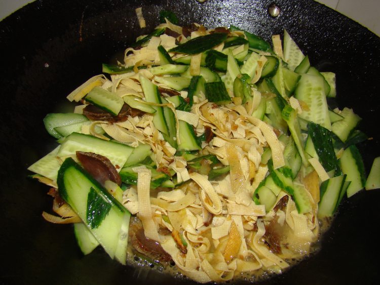 腊肉干豆腐黄瓜卷心菜步骤9
