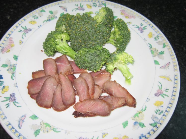 蒸腊肉西兰花步骤1