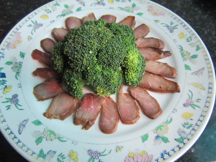 蒸腊肉西兰花步骤2