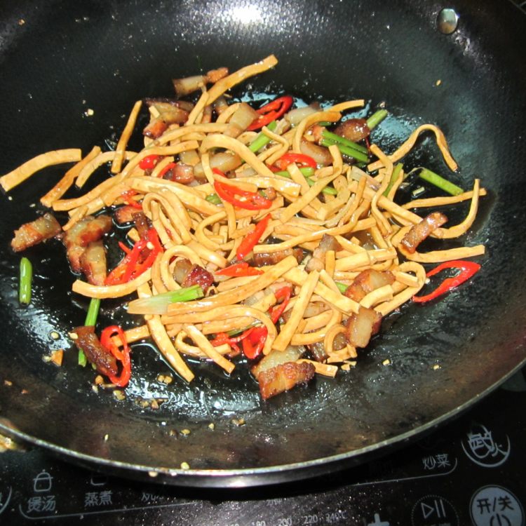 腊肉豆腐丝步骤8