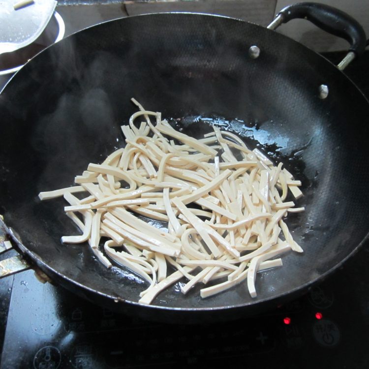 腊肉豆腐丝步骤3