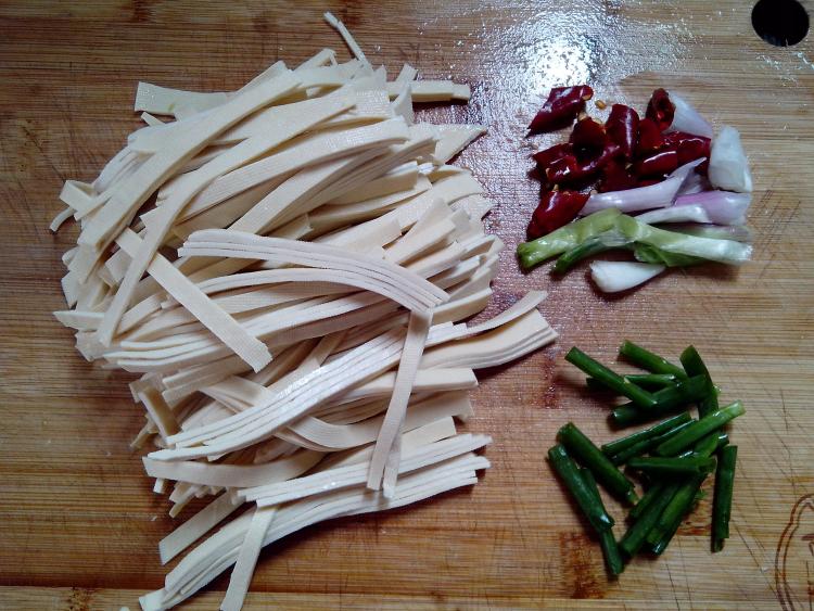 腊肉炒豆腐皮步骤2