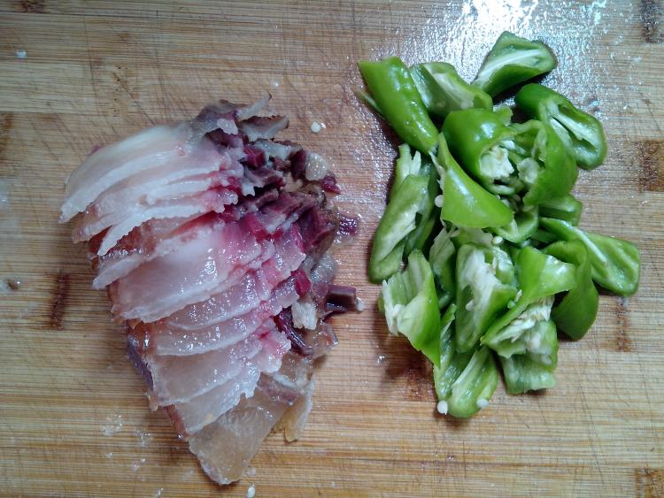 腊肉炒豆腐皮步骤3