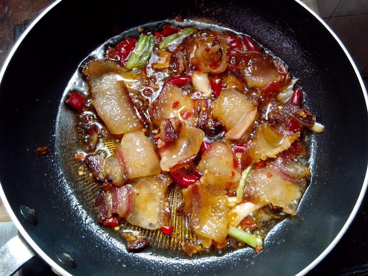 腊肉炒豆腐皮步骤7