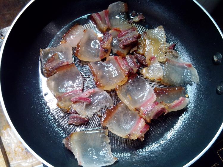 腊肉炒豆腐皮步骤5