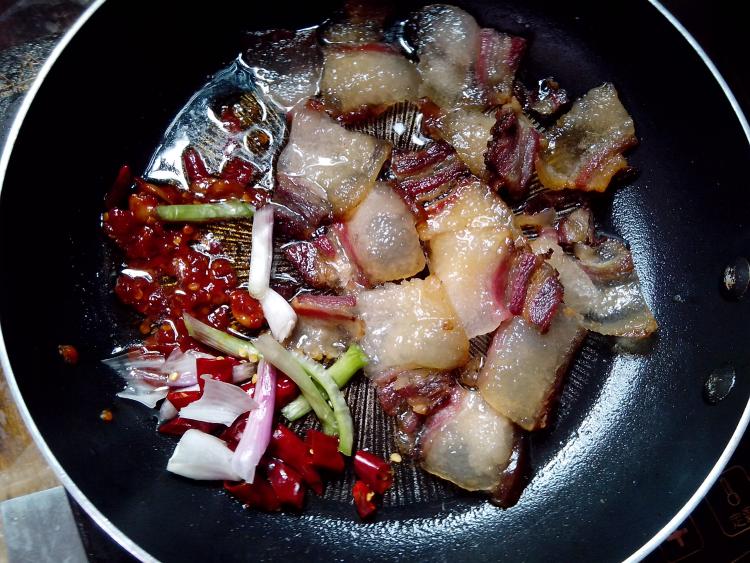 腊肉炒豆腐皮步骤6