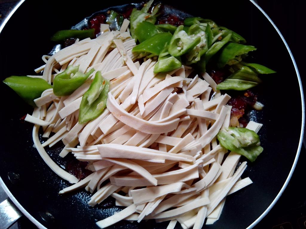腊肉炒豆腐皮步骤8