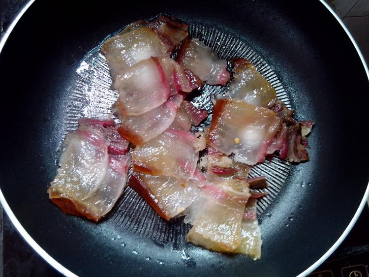 腊肉炒豆腐皮步骤4