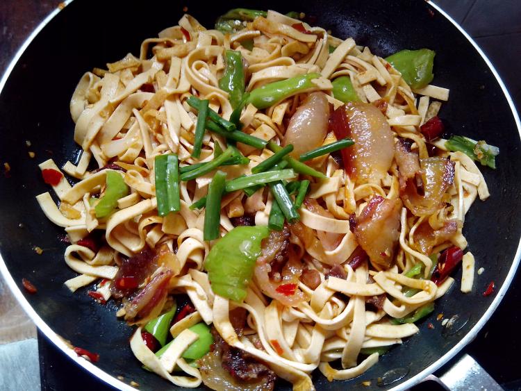 腊肉炒豆腐皮步骤10