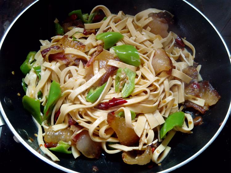 腊肉炒豆腐皮步骤9