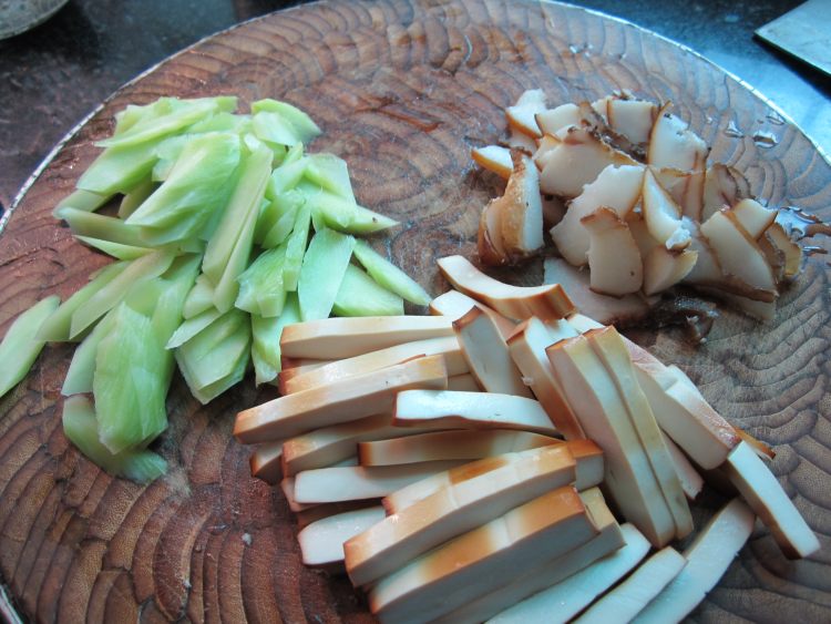 腊味香干炒莴笋步骤2