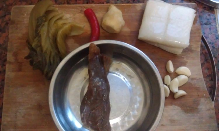 酸菜腊肉炒年糕步骤1