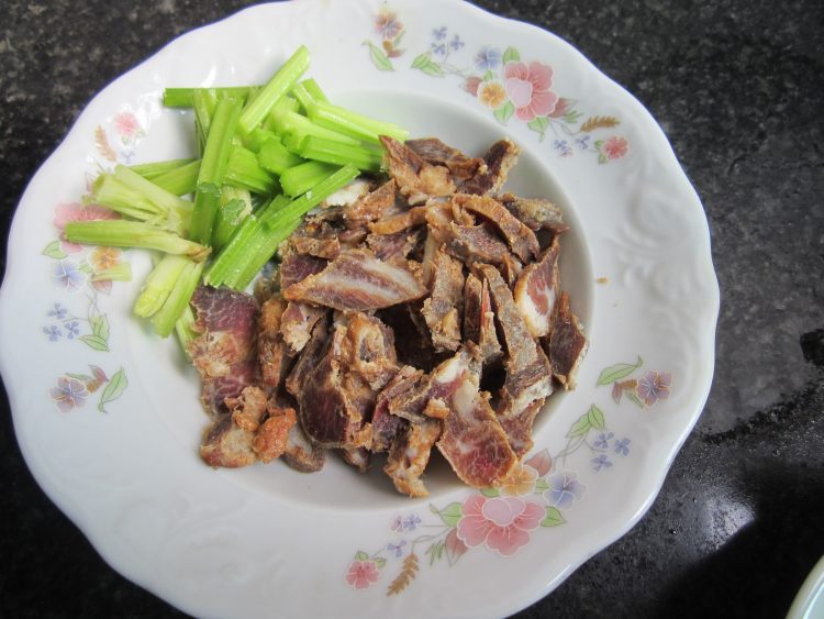 咸榨菜烧腊肉步骤1