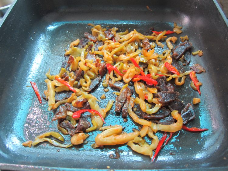咸榨菜烧腊肉步骤4
