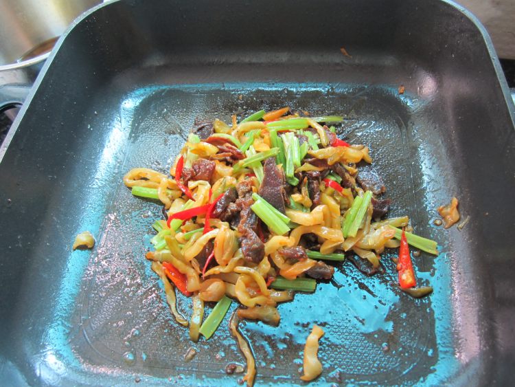 咸榨菜烧腊肉步骤6