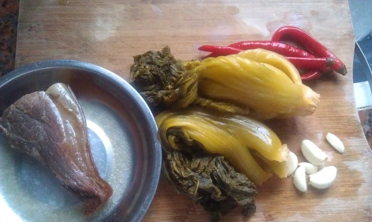豉香酸菜炒腊肉步骤1