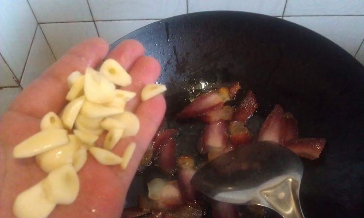 豉香酸菜炒腊肉步骤5