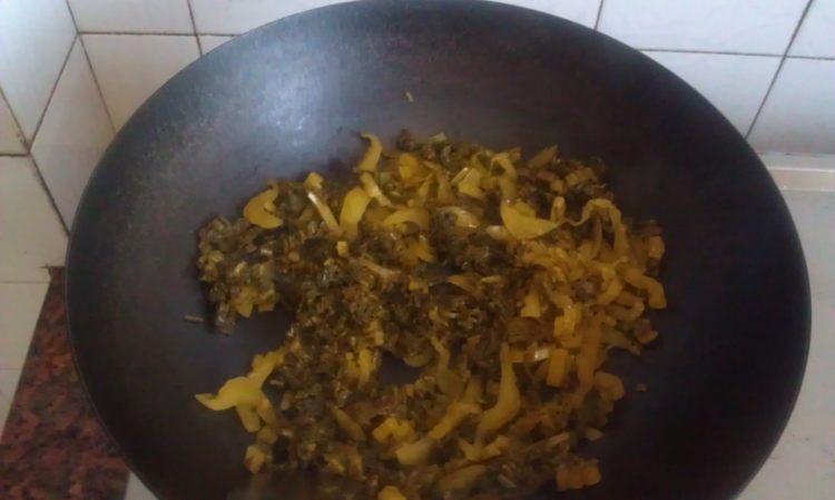 豉香酸菜炒腊肉步骤3