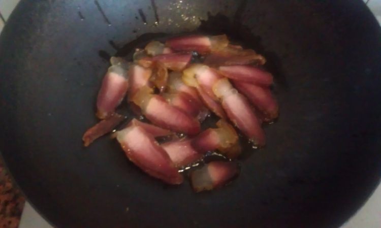 豉香酸菜炒腊肉步骤4