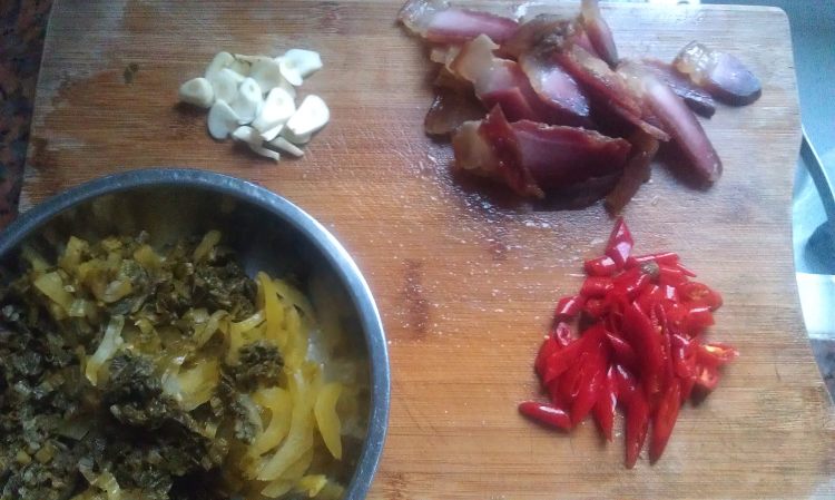 豉香酸菜炒腊肉步骤2