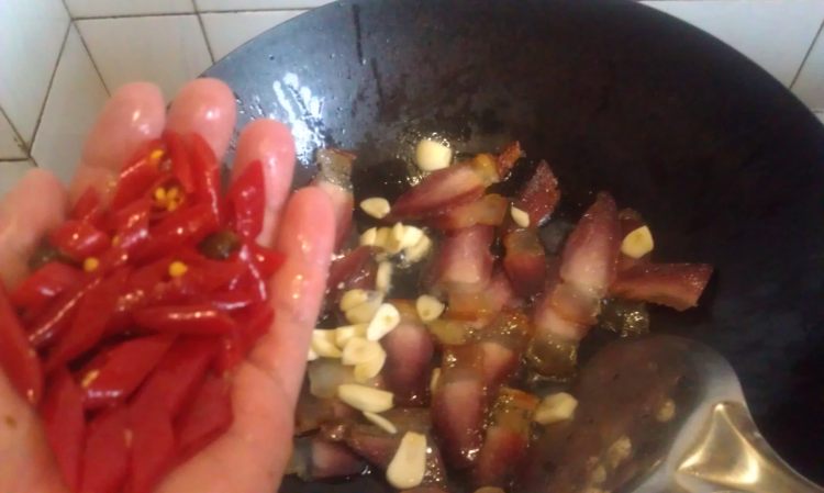 豉香酸菜炒腊肉步骤6