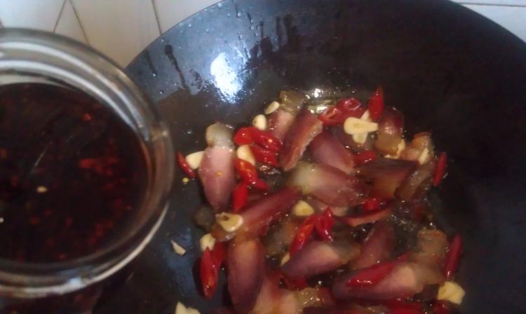 豉香酸菜炒腊肉步骤7