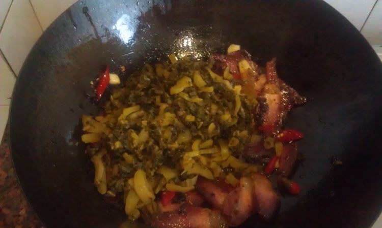 豉香酸菜炒腊肉步骤8