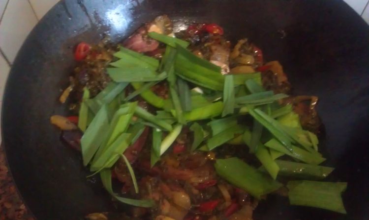 豉香酸菜炒腊肉步骤10