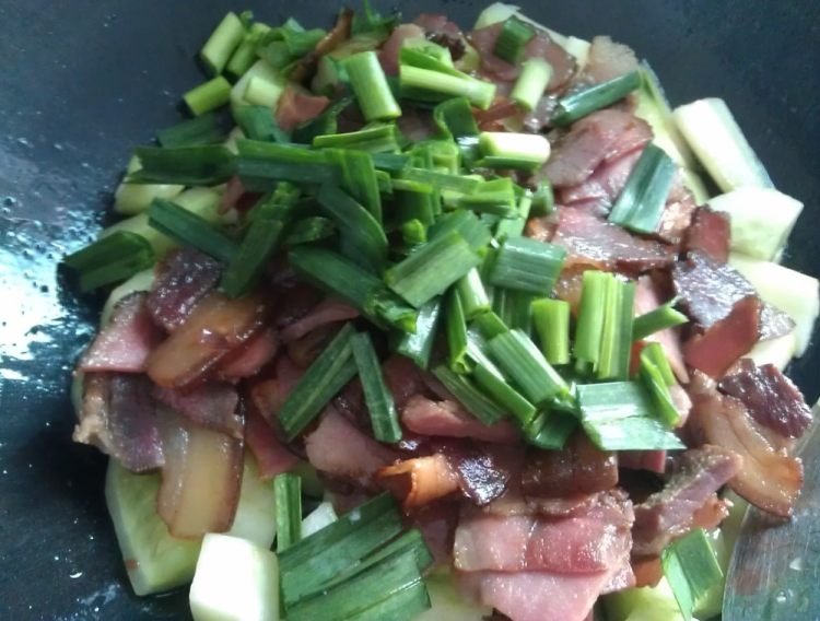 青瓜炒腊肉步骤7