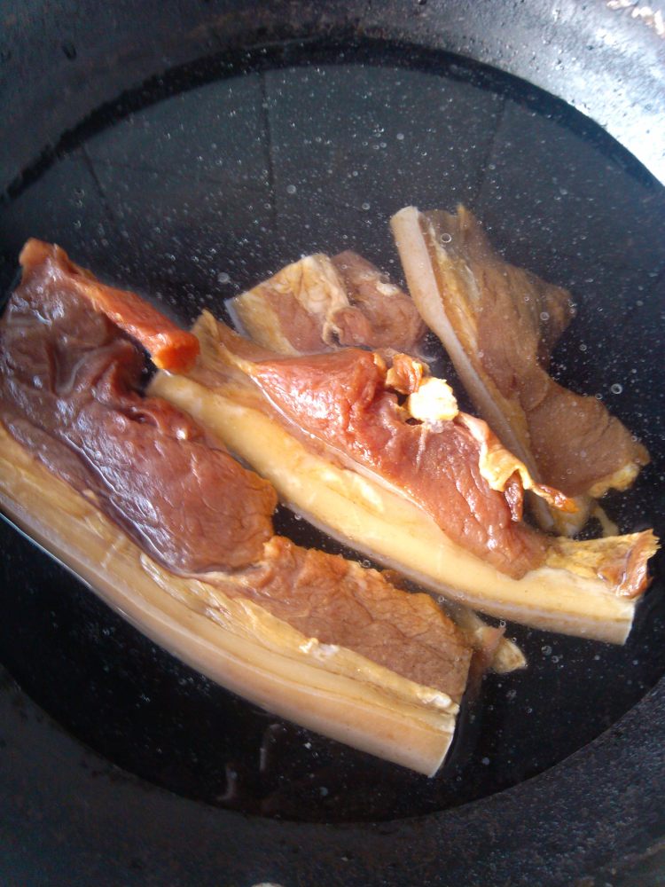 大葱炒腊肉步骤2