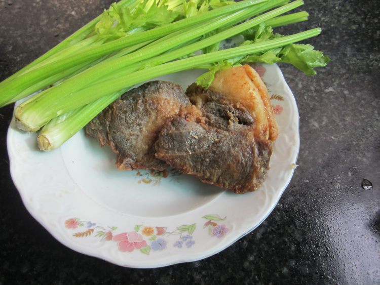 腊肉香芹炒火腿步骤1