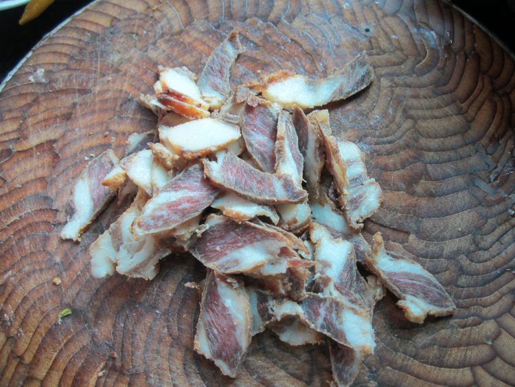 腊肉香芹炒火腿步骤2