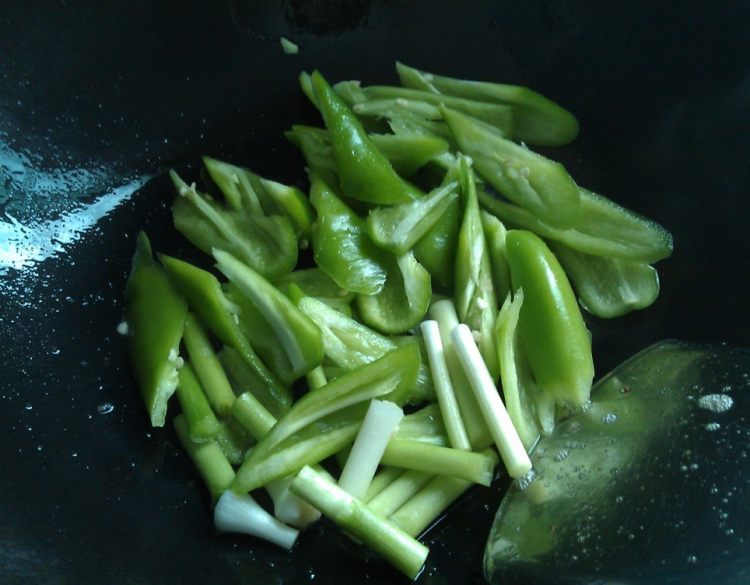青椒小炒腊肉步骤6