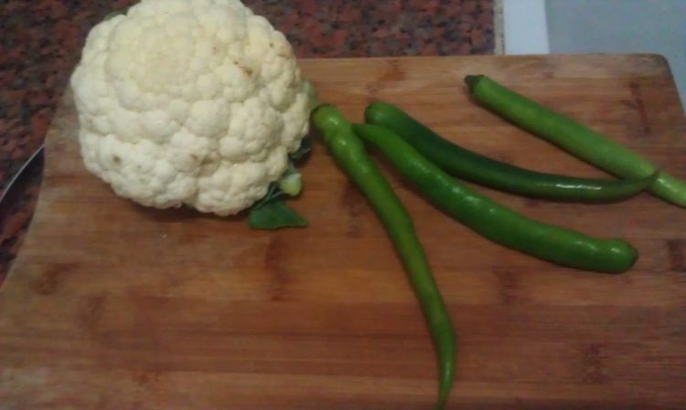 椰菜花炒腊肉步骤1