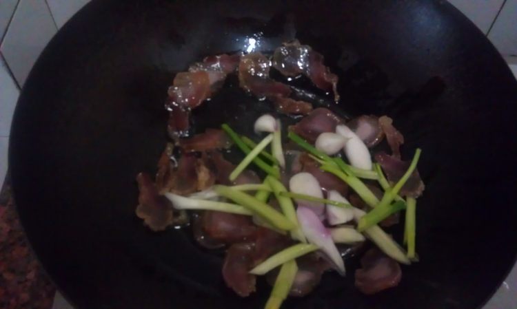 椰菜花炒腊肉步骤7