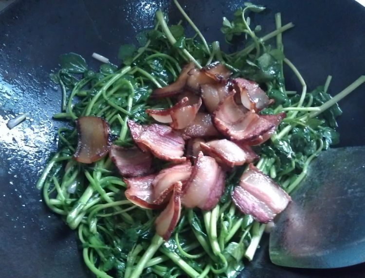 西洋菜炒腊肉步骤6