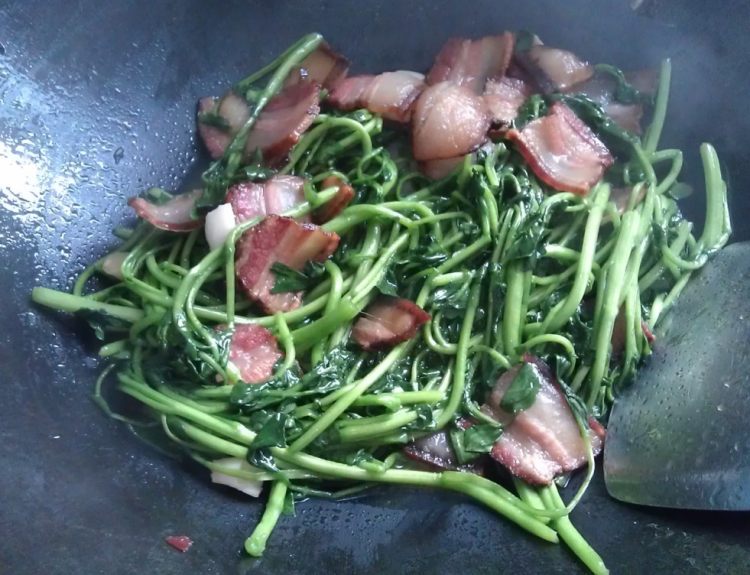 西洋菜炒腊肉步骤7