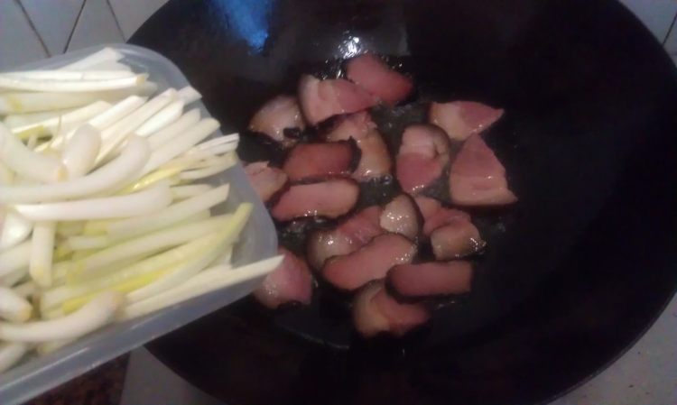 鲜荞头炒腊肉步骤6