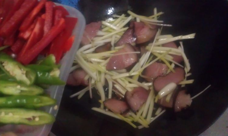 鲜荞头炒腊肉步骤7