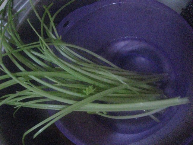 腊肉金针菜炒芹菜步骤2