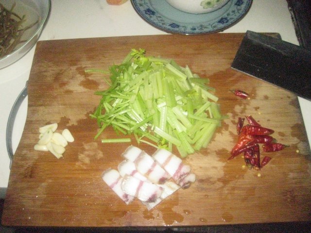腊肉金针菜炒芹菜步骤3
