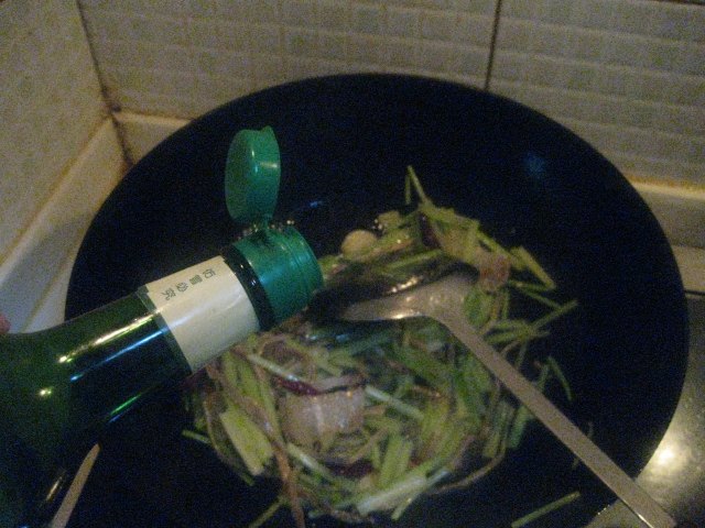 腊肉金针菜炒芹菜步骤9