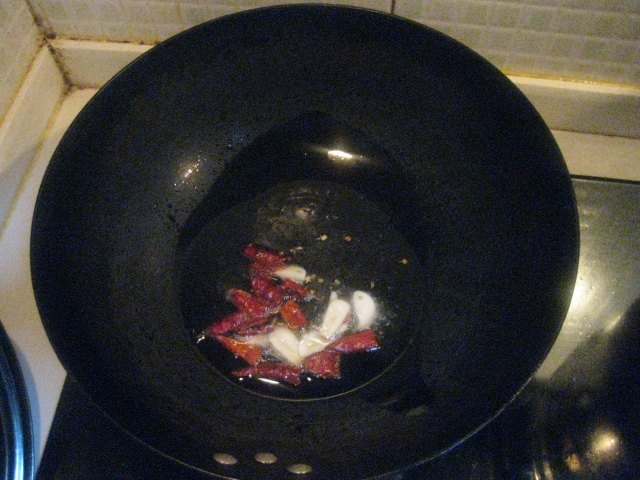腊肉金针菜炒芹菜步骤5
