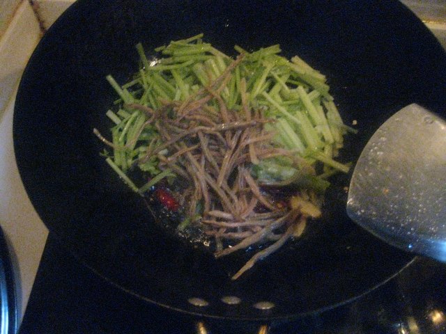腊肉金针菜炒芹菜步骤8