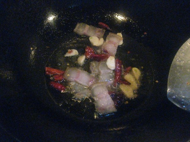 腊肉金针菜炒芹菜步骤7