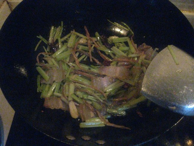 腊肉金针菜炒芹菜步骤11