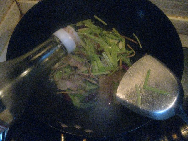腊肉金针菜炒芹菜步骤10