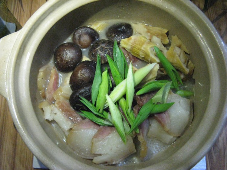 腊肉笋干冬菇煲步骤6